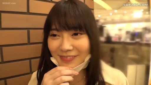 室内 · 站立 · 微笑 · 面部特写 · 口罩 · 浅色外套 · 黑直发 · 摘下口罩