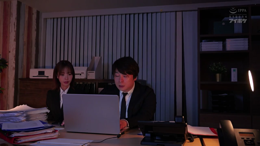 坐姿 · 中景 · 微笑 · 挎包 · 户外 · 访谈 · 街拍 · 护理服