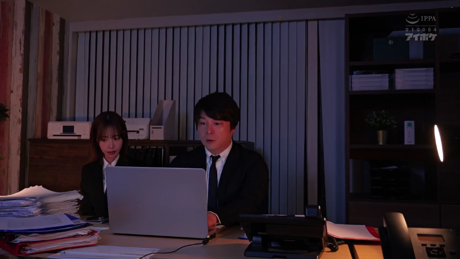 室内 · 私处特写 · 痛苦 · 开腿 · 白手套 · 扩张 · 医疗制服 · 金属探针