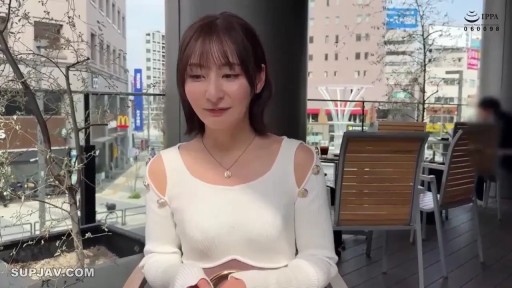 坐姿 · 上半身 · 温柔 · 日本AV · 倾听 · 桌椅 · 户外露台 · 白色露肩长袖