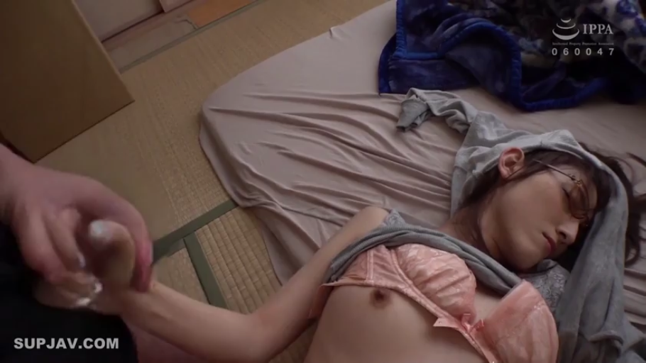 站立 · 微笑 · 楼梯 · 面部特写 · 户外 · 蓝色背心 · 采访 · 对镜