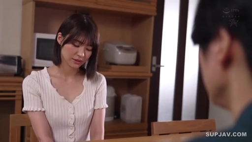 坐姿 · 面部 · 忧郁 · 厨房 · 谈话 · 短发 · 白色针织衫 · 家电