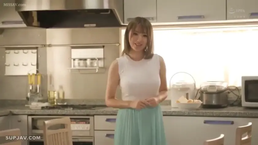 站立 · 展示 · 微笑 · 半身 · 长裙 · 厨房 · 人妻感 · 厨具
