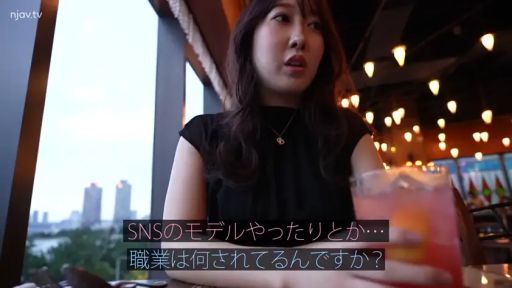 坐姿 · 半身特寫 · 認真 · 餐厅 · 黑色上衣 · 采访 · 飲品 · 记录片风格