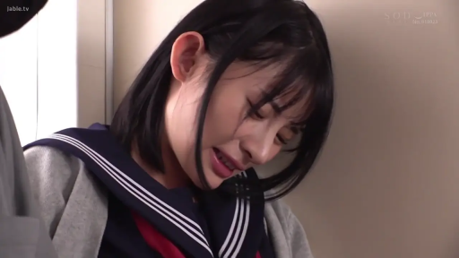 室内 · 脸部 · 低头 · 痛苦 · 水手服 · 哭泣 · 学生扮演