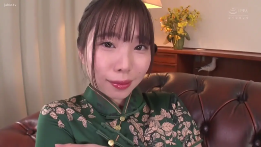 室内 · 座り姿勢 · 面部 · ソファ · 微笑 · 注視 · 齐刘海 · 绿色旗袍