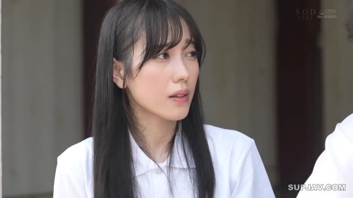 室内 · 忧郁 · 脸部 · 白色衬衫 · 注视 · 黑长发 · 侧身坐姿