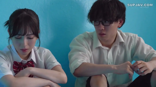 室内 · 坐姿 · 忧郁 · 校服 · 眼镜 · 特写 · 交流 · 日本