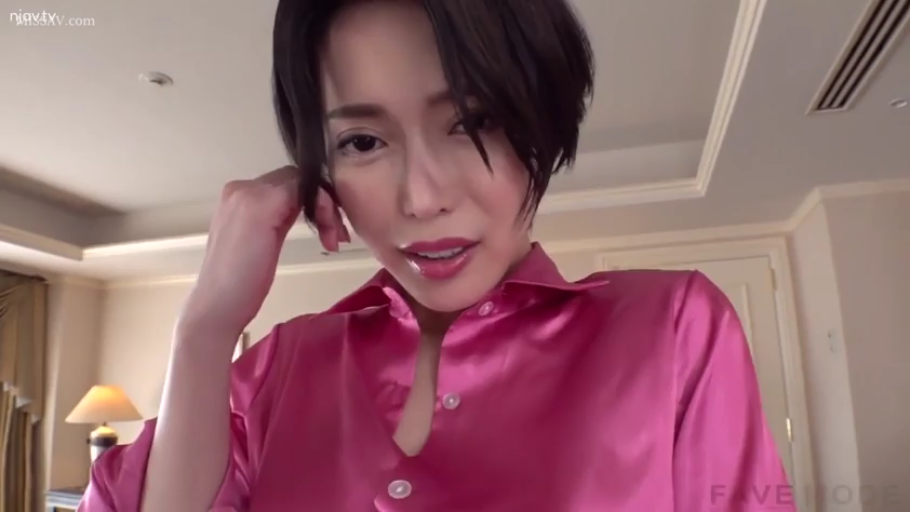 脸部特写 · 酒店房间 · 俯身前倾 · 注视镜头 · 室内灯具 · 粉色绸缎衬衫 · 微张嘴唇 · 短发熟女