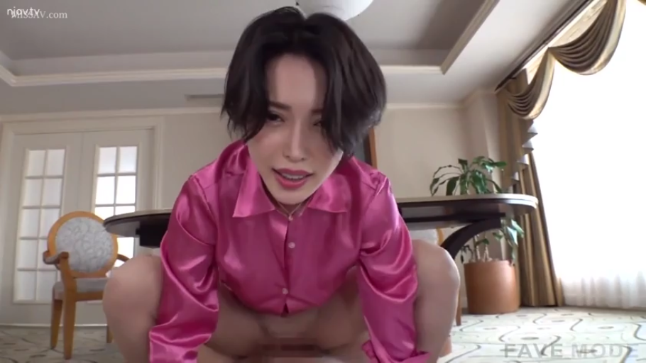 蹲姿 · 中景 · 面对镜头 · 室内客厅 · 粉色缎面衬衫