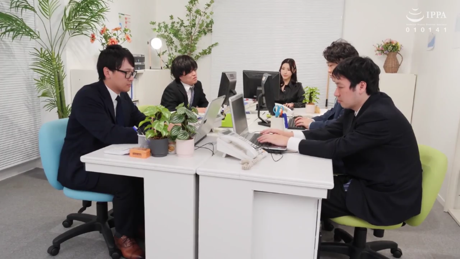卧室 · 性行为 · 臀部 · 黑色短裙 · 床单 · 趴跪 · 裸背