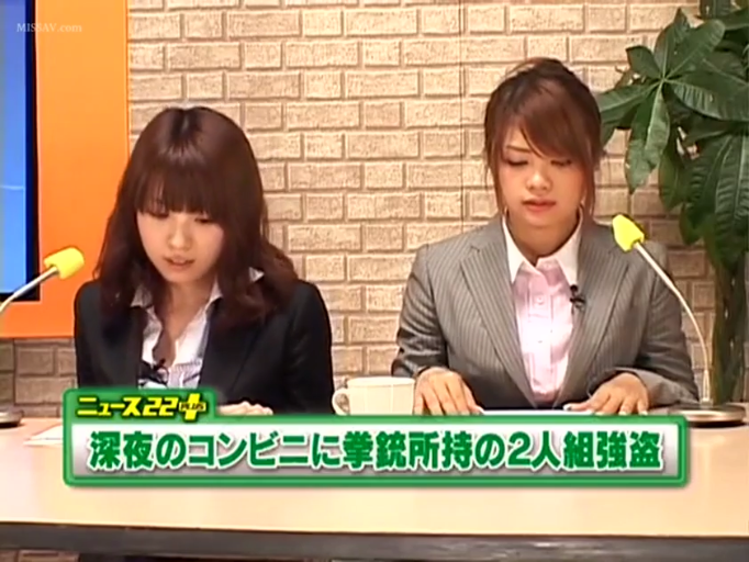 坐姿 · 专注 · 半身 · 西装 · 麦克风 · 演播室 · 播报 · 女主播