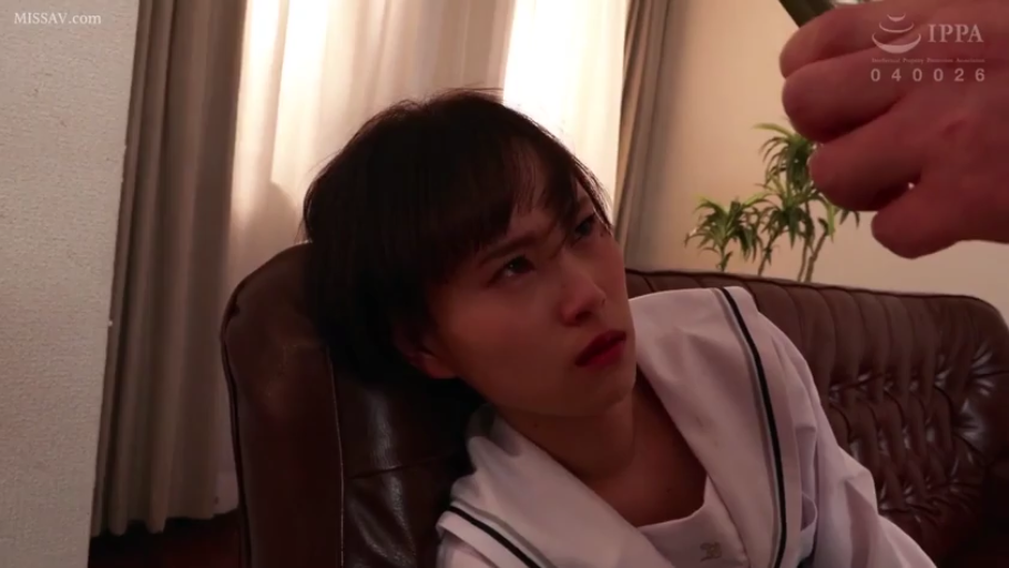 室内 · 面部 · ソファ · 水手服 · ショートヘア · 忧虑 · 靠坐 · 被威胁