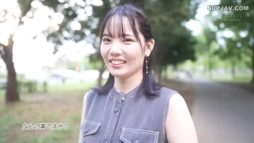 字幕 · 站姿 · 微笑 · 面部特写 · 注视 · 公园 · 无袖牛仔衣