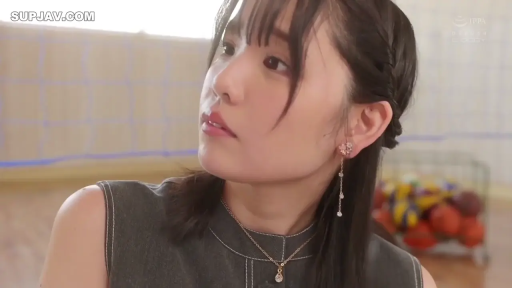 坐姿 · 面部 · 自然 · 项链 · 灰色上衣 · 体育馆 · 侧视