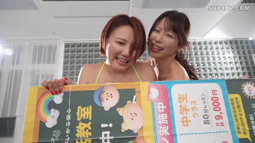 室内 · 俯身 · 比基尼 · 展示 · 近景 · 双人 · 笑容 · 广告板