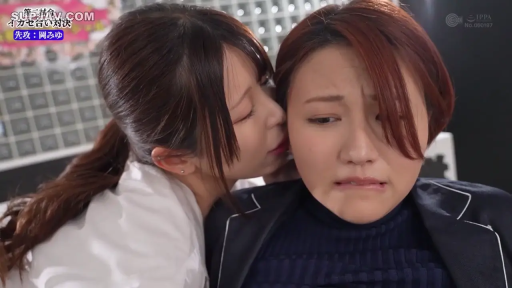 室内 · 脸部特写 · 双人 · 咬唇 · 白衬衫与西装 · 侧面靠近 · 亲吻耳朵