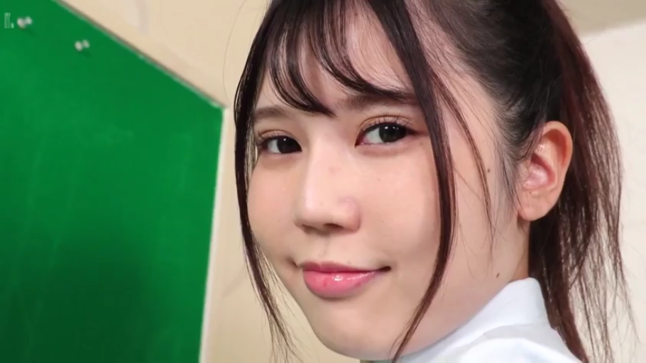 Classroom · Close-up of the face · 制服 · Seduction · Eye contact · 侧头