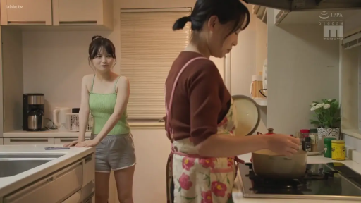 站立 · 短裤 · 厨房 · 平和 · 日常生活 · 锅具 · 烹饪