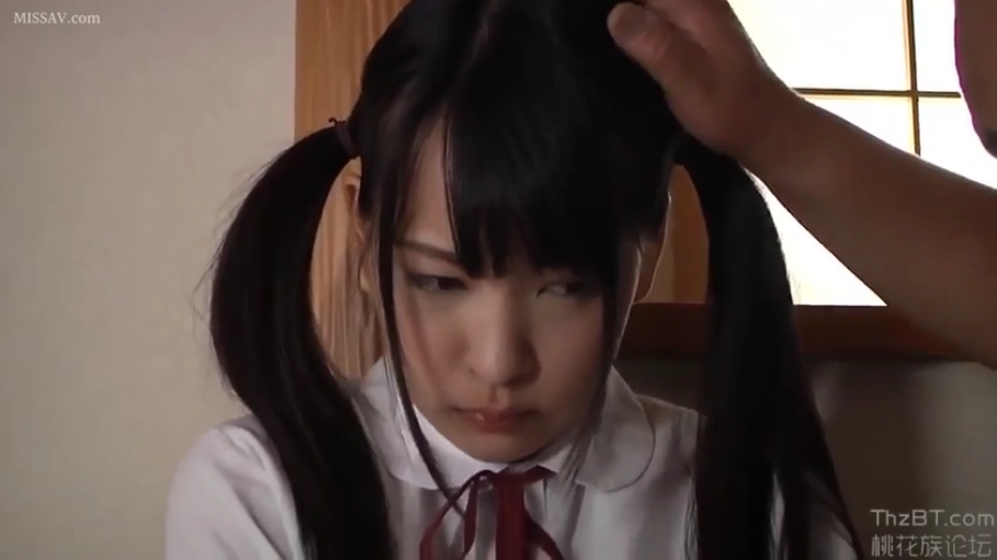 室内 · 低头 · 委屈 · JK制服 · 双马尾 · 头部特写 · 被摸头