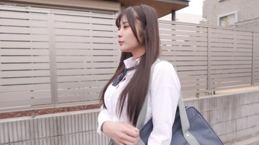 校服 · 自然 · 白天 · 户外街道 · 走路 · 学生包 · 独处 · 侧身半身