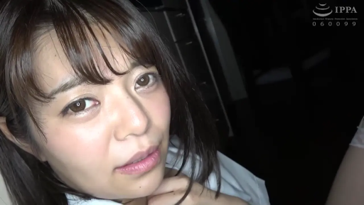 室内 · 脸部特写 · 迷离 · 白色上衣 · 注视镜头 · 长发 · 侧卧