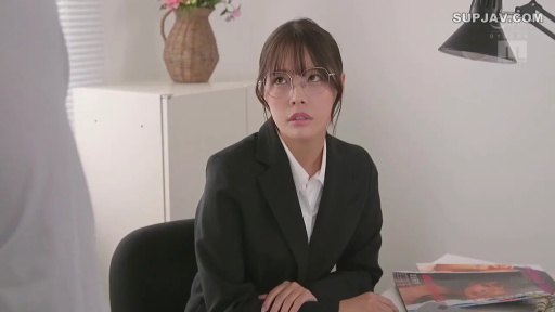 Sitting Posture · Serious · 办公室 · Medium shot · Desk lamp · Business attire · OL · 办公