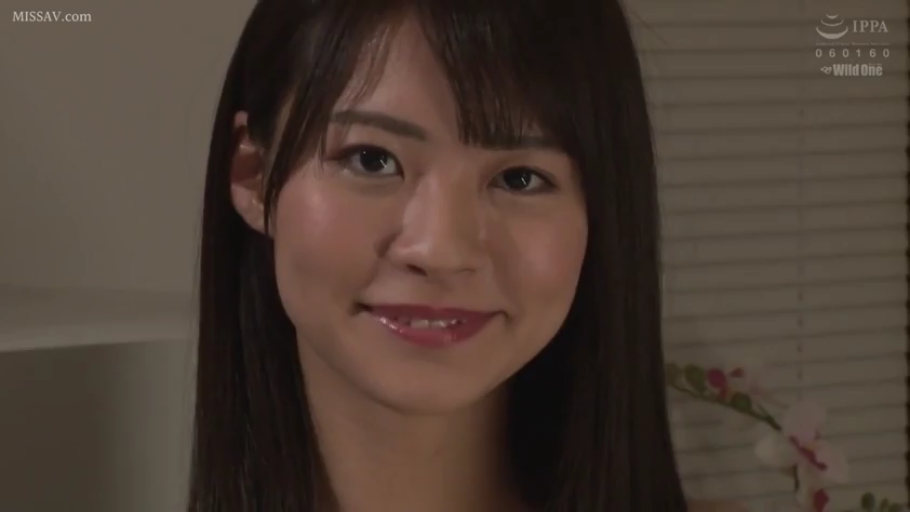 室内 · 脸部特写 · 微笑 · 注视 · 长发 · 便装 · 正面 · 百叶窗