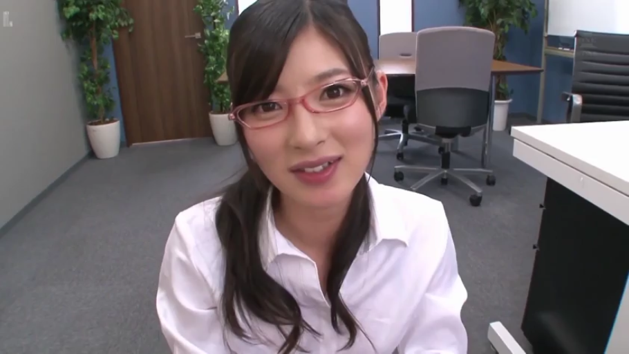 坐姿 · 眼镜 · 办公室 · 微笑 · 白色衬衫 · 职场女性 · 特写 · 注视镜头