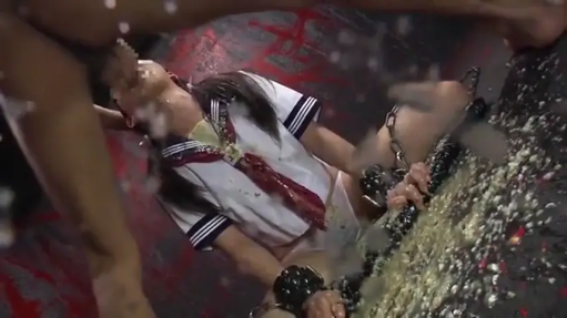 室内 · 中景 · 跪き姿勢 · 苦痛 · 水手服 · 凌辱 · 鉄鎖 · 受虐