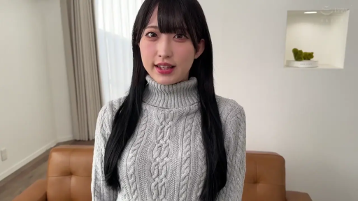 站立 · 自然 · 客厅 · 凝视 · 灰色高领毛衣 · 上半身 · 长发齐刘海