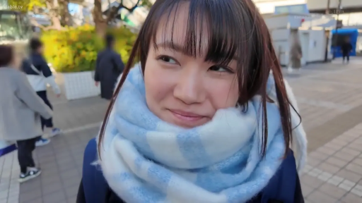 甜美 · 站立 · 面部特写 · 街道 · 围巾 · 背景模糊 · 侧视