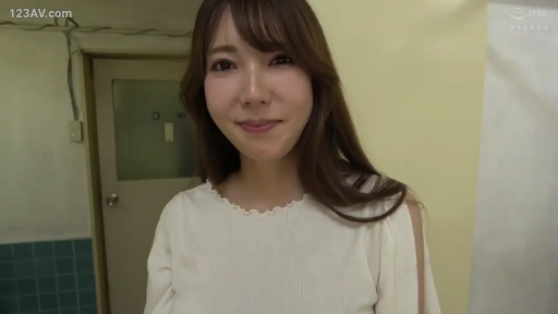 站立 · 自然 · 白色上衣 · 上半身 · 洗手间 · 熟女 · 整理