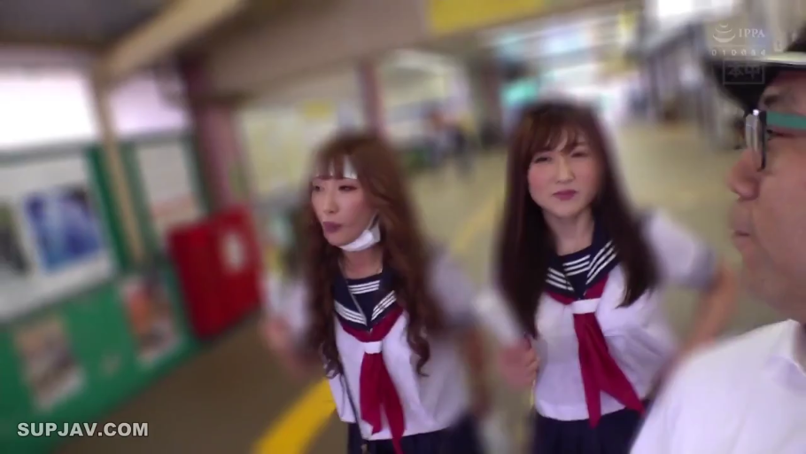 角色扮演 · 站立 · 自然 · 水手服 · 口罩 · 走路 · 车站