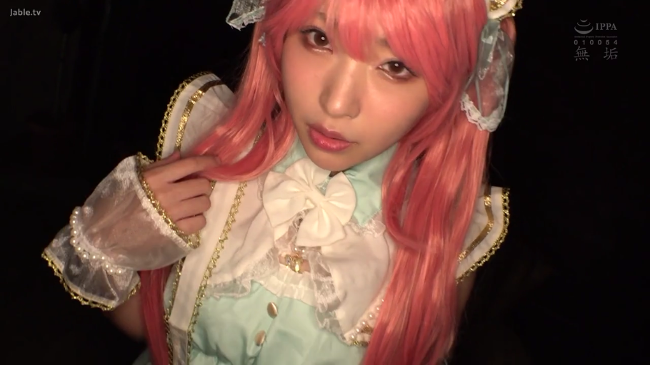 室内 · 脸部特写 · 诱惑 · 发饰 · 前倾 · 凝视镜头 · 角色扮演服 · 粉色长发