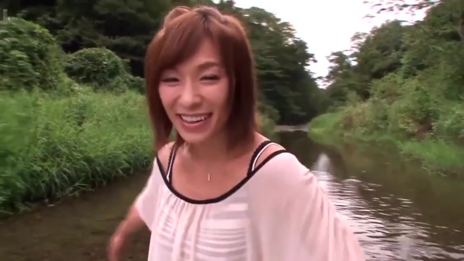 脸部特写 · 站立 · 戏水 · 开心大笑 · 野外溪流 · 粉色薄衫