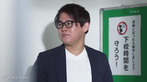 室内 · メガネ · 站立 · 自然 · 半身 · 注視 · スーツ · 男性