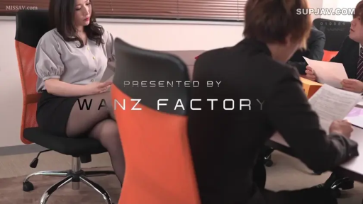 Sitting Posture · Serious · Office chair · Medium shot · Business attire · 多人 · 会议室 · 开会