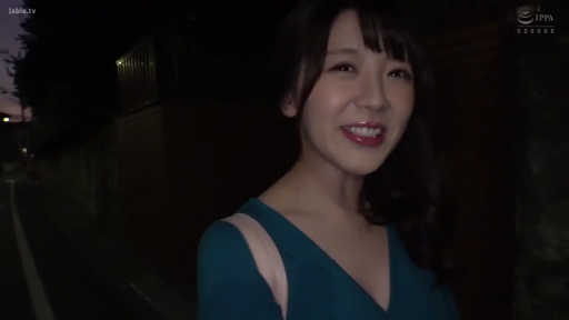 站立 · 半身特写 · 户外街道 · 深蓝色连衣裙