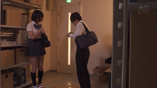 全身 · 站立 · 学生制服 · 纸箱 · 室内背景 · 储物间 · 自然平静 · 整理书包