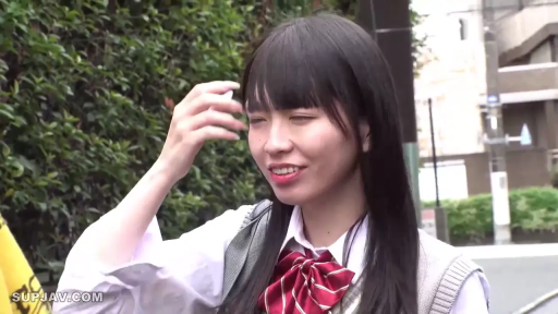 校服 · 甜美 · 站立 · 街道 · 近景 · 清纯 · 撩发 · 书包