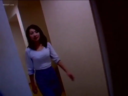 全身 · 走廊 · 蓝色短裙