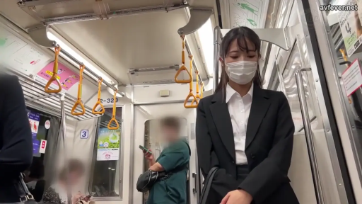 憂鬱 · 中景 · 电车车厢 · 拉环扶手 · 通勤乘车 · 黑色职业西装配口罩 · 垂头站立 · 路人遮挡