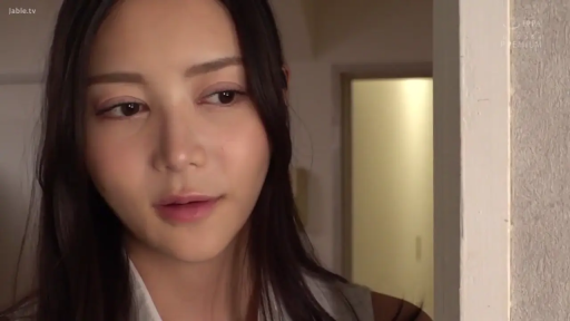 顔部のクローズアップ · 站立 · 迷離 · 白い上着 · 部屋 · 凝視 · 长发