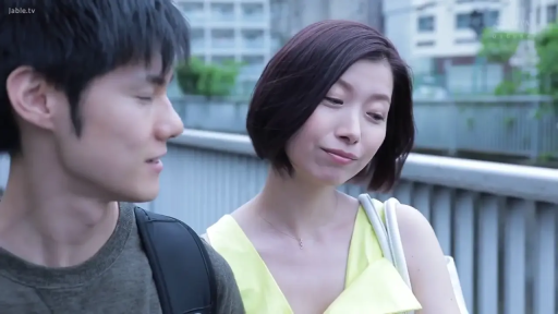 站立 · 中景 · 微笑 · 手提包 · 户外 · 连衣裙 · 散步 · 白天