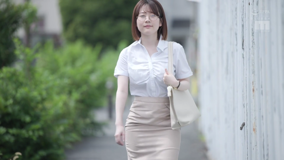 室内 · 坐姿 · 平静 · 面部特写 · 注视 · 米色上衣 · 长发
