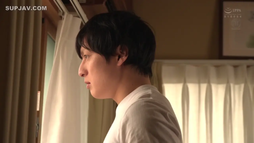 室内 · 严肃 · 站立 · 窗帘 · 男性 · 侧脸 · 白色T恤 · 观望