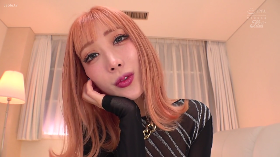 室內 · 臉部特寫 · 檯燈 · 誘惑 · 凝视 · 托腮 · 粉色长发 · 黑色网纱上衣