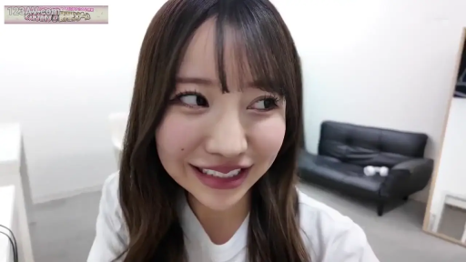 面部特写 · 室内房间 · 白色T恤 · 侧头凝视 · 黑色沙发 · 棕色长发 · 正面微倾 · 活泼微笑