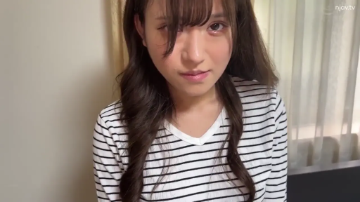 脸部 · 卧室 · 站立 · 羞涩 · 注视 · 黑白条纹衫